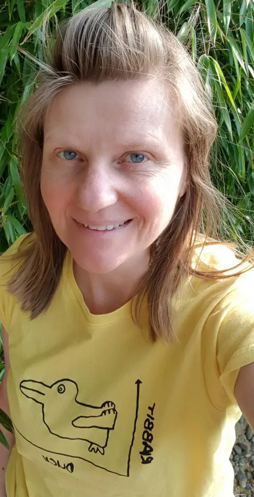 The brown Australian woman makes selfy in his home garden after doing an exercise