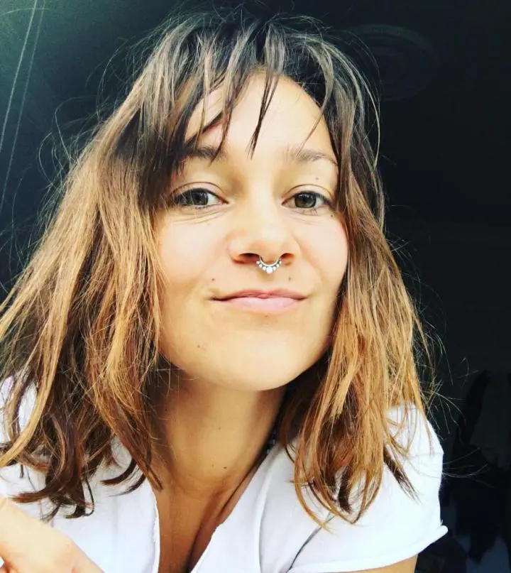 Adult girl with thick and scattered hair wearing a necklace in her nose | The power of yoga Nidra