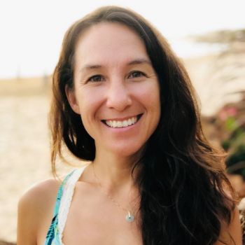 A long hair woman who wearing a necklace