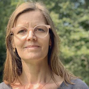 A woman with a wheatish appearance wears glasses | Therapy Teacher